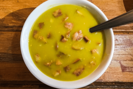 Sopa de Ervilha Simples com Linguiça e Bacon