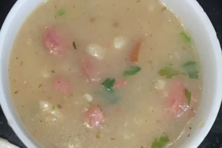 Sopa de Mandioca com Linguiça e Bacon