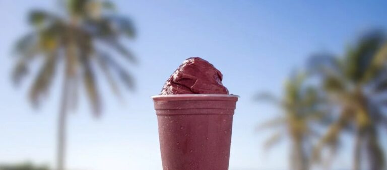 Rede de açaí distribui 200 mil potes grátis em comemoração ao Dia Nacional do Açaí